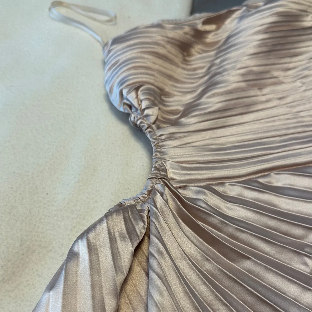 Elegant Satin Pleated champagne/gold dress - Picture 3 of 7